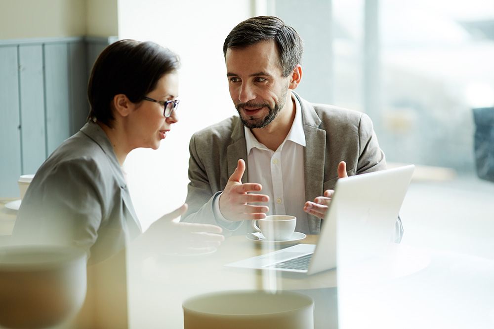 Consultores conversando em uma reunião de trabalho